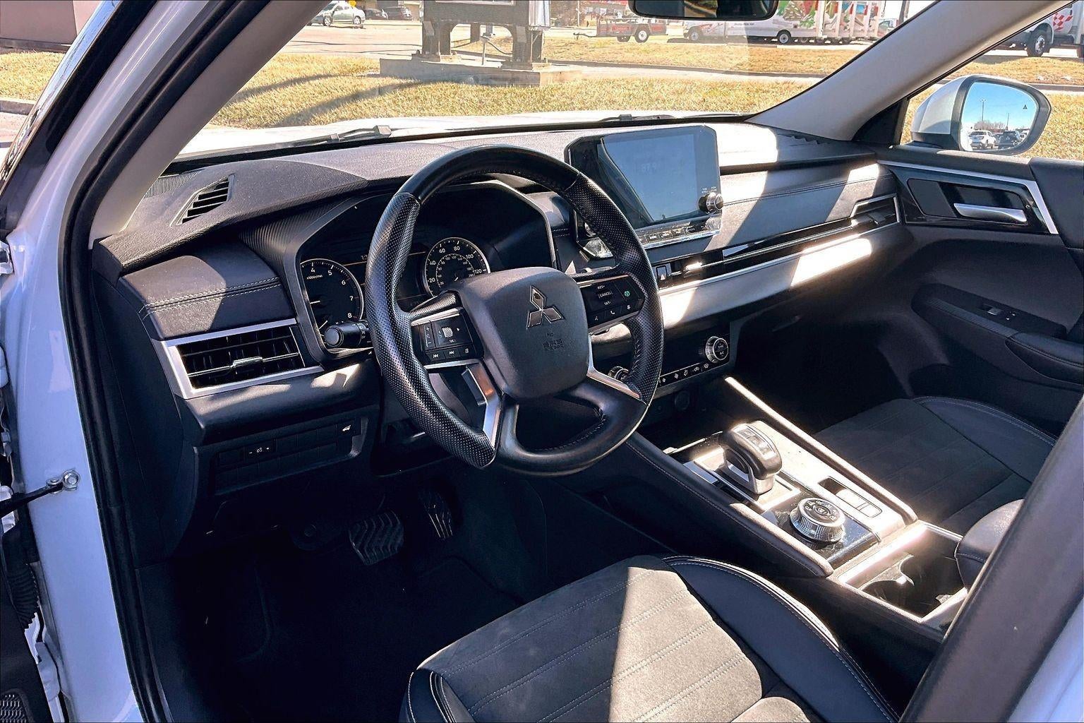 2024 Mitsubishi Outlander SE