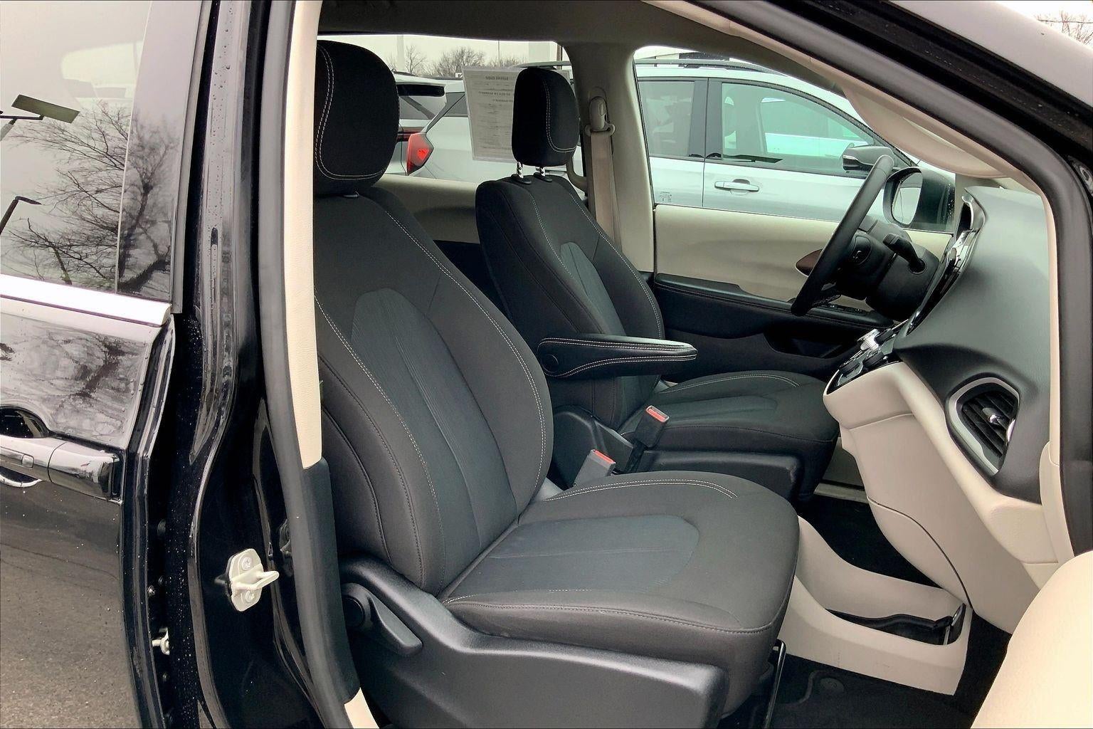 2024 Chrysler Voyager LX