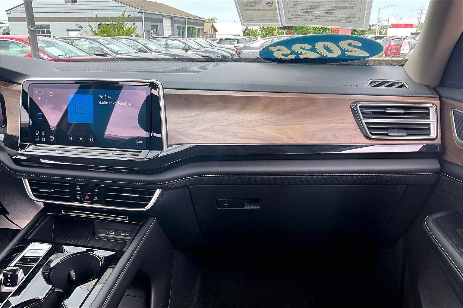 2025 Volkswagen Atlas 2.0T SE w/Technology
